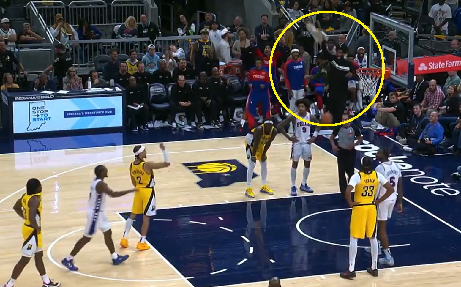 Ukarali go za faul, choć nawet nie zagrał. Cyrk w NBA [WIDEO]