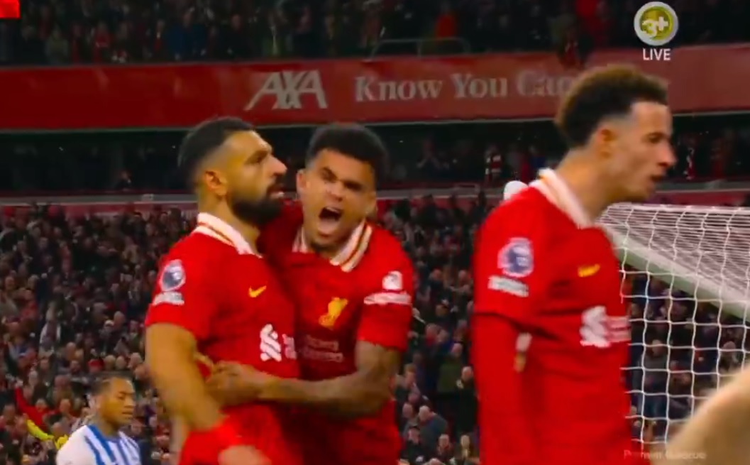 Liverpool liderem Premier League! Bajeczna akcja Salaha [WIDEO]
