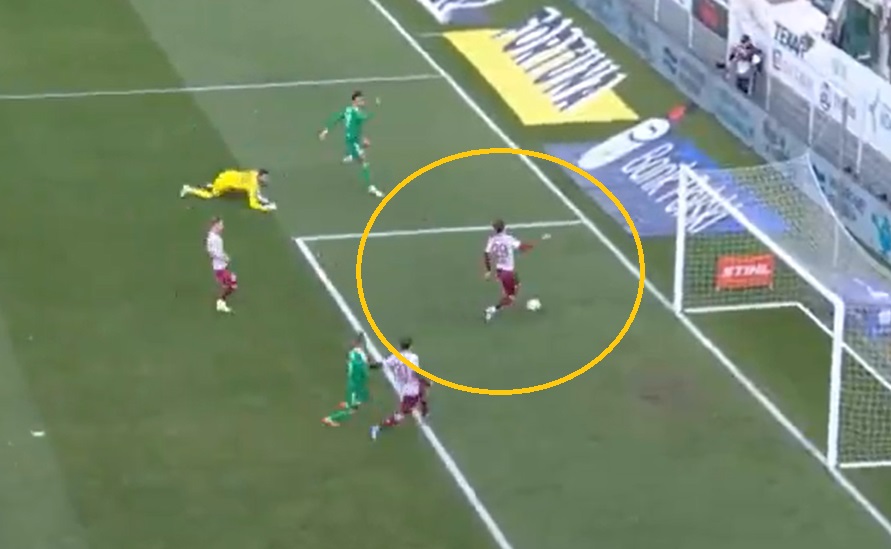 Wjechał z piłką do własnej bramki! Tak się traci w Ekstraklasie [WIDEO]