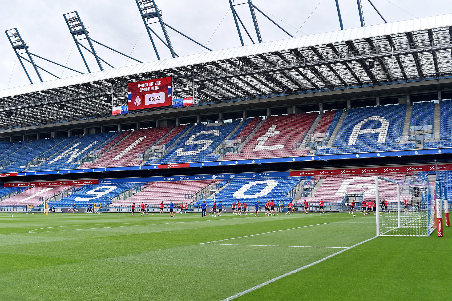 Stadion Wisły Kraków ostrzelany w trakcie meczu! [ZDJĘCIA]
