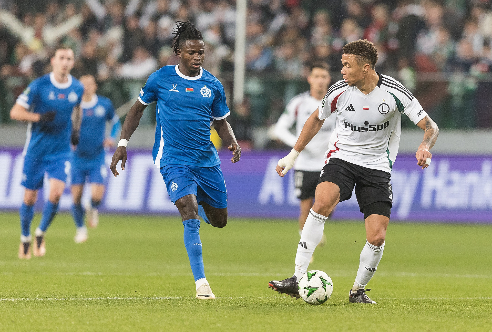 Polityczna oprawa na stadionie Legii. Kibice Dynama pokazali, co myślą o Łukaszence [ZDJĘCIA]