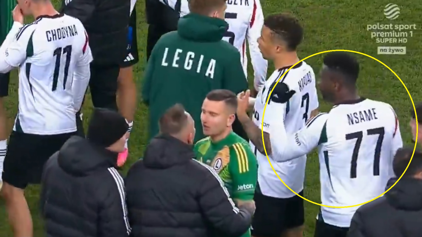 Spięcie piłkarzy Legii po meczu z Dynamem. Nietypowe obrazki przy Łazienkowskiej [WIDEO]