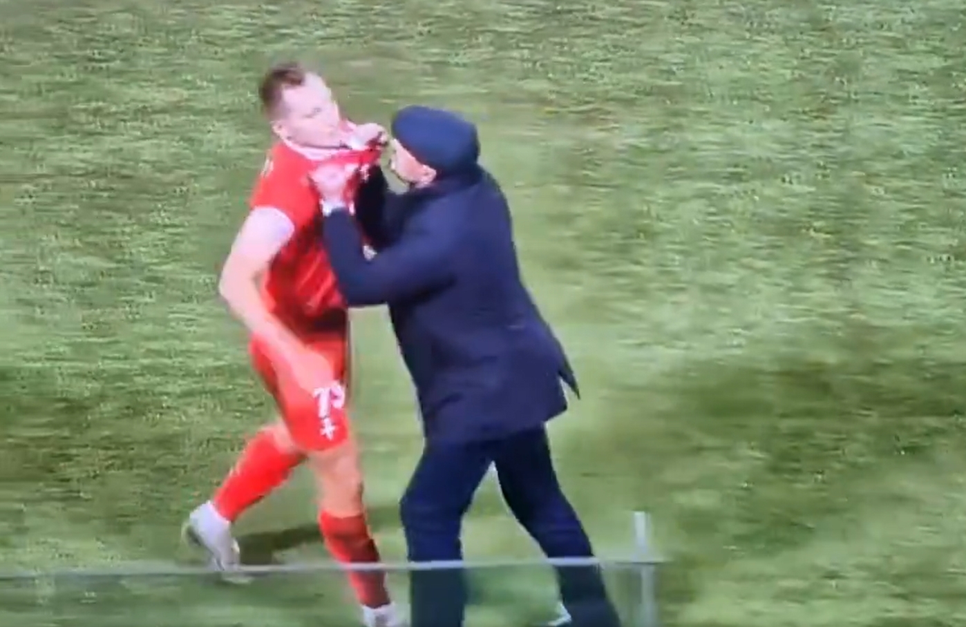 Co za absurd! Trener oszalał, skandal podbija internet [WIDEO]