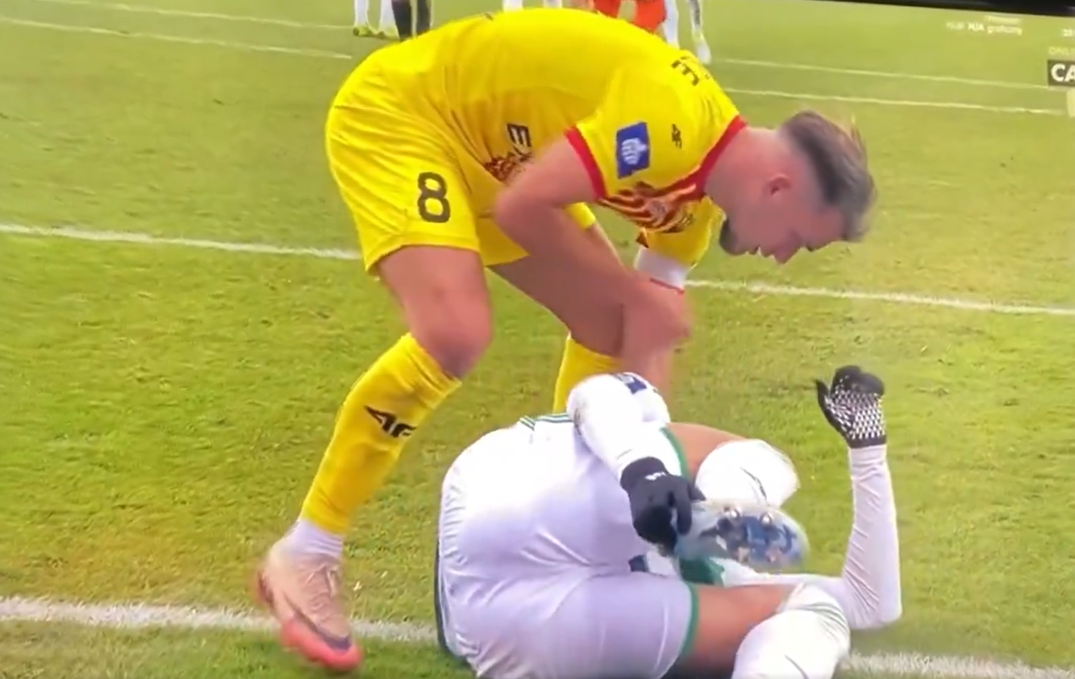 O krok od bójki w Ekstraklasie. Pomylili futbol z MMA [WIDEO]