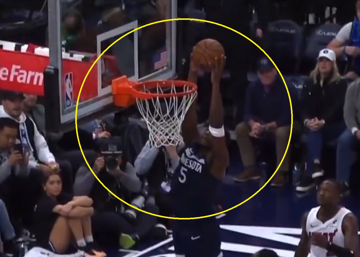 Absurd w meczu NBA. Zrobił wsad i uszkodził kosz [WIDEO]