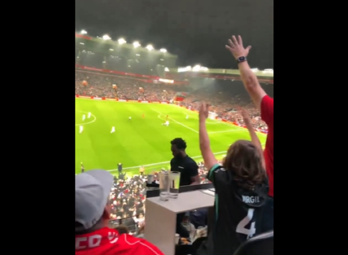 W takich warunkach oglądali mecz Liverpoolu. Istny kosmos [WIDEO]