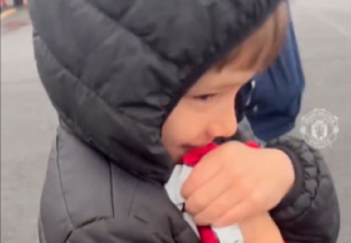 Przed zmianą zobaczył młodego kibica. Tak potraktował go po meczu [WIDEO]