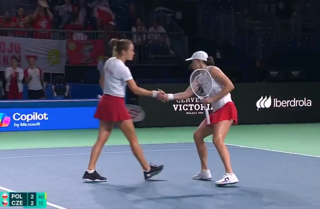 Polki w półfinale Billie Jean King Cup! Zwycięski maraton Świątek na korcie [WIDEO]