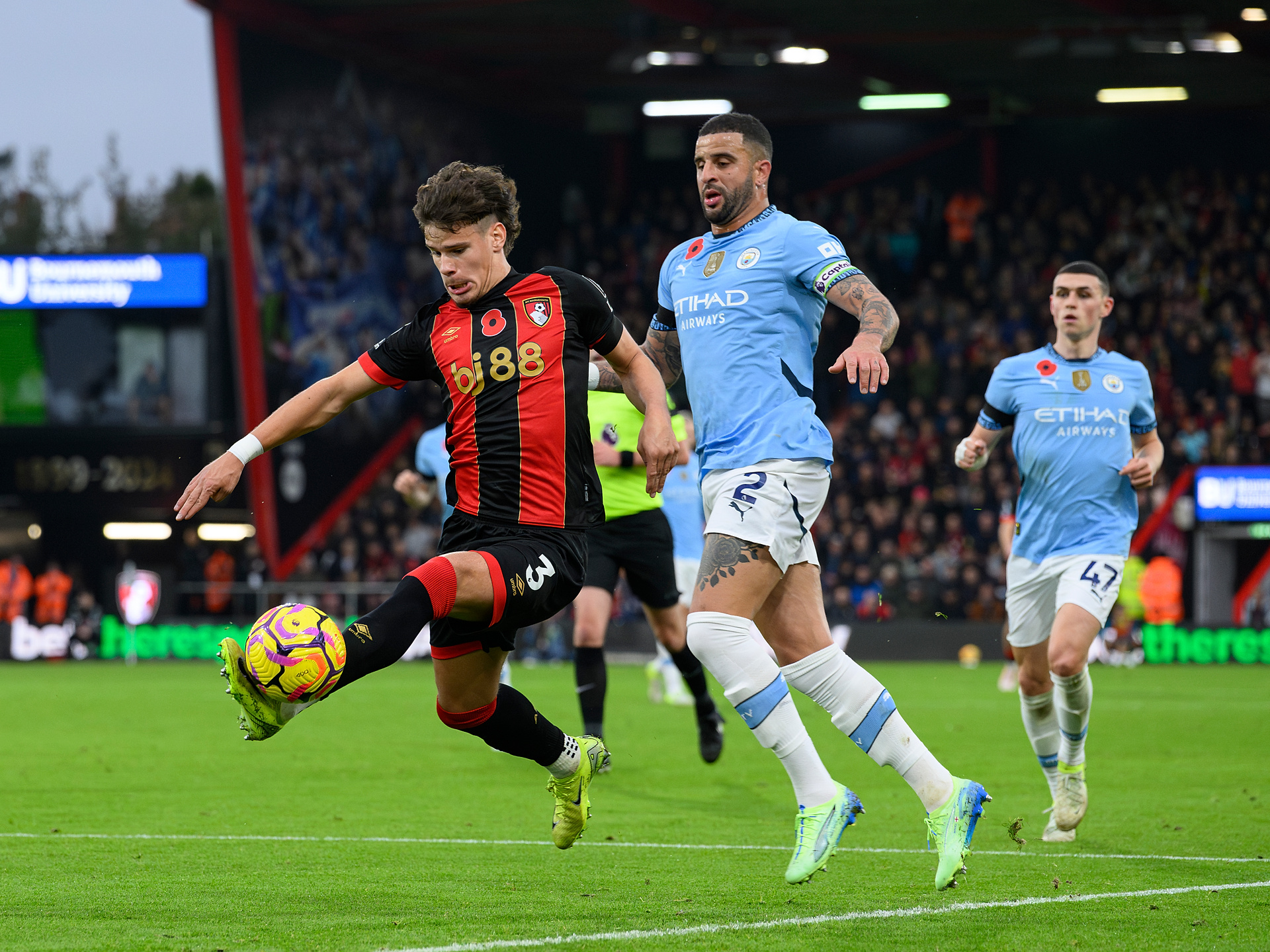 Trzej giganci walczą o obrońcę z Premier League. Głośny transfer jest kwestią czasu