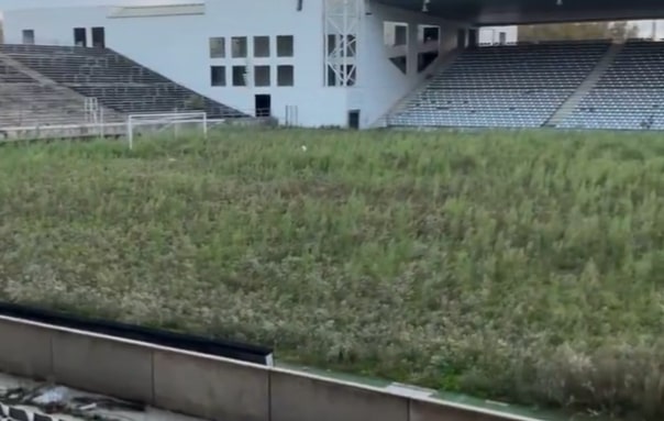 Znany klub na dnie. Aż szkoda patrzeć na jego stadion [WIDEO]