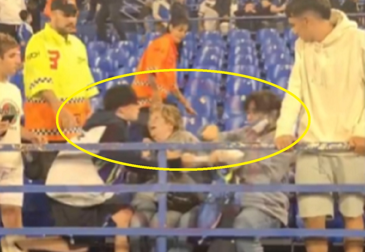 Kuriozalne starcie kibiców po meczu. Przedziwna walka o koszulkę piłkarza [WIDEO]