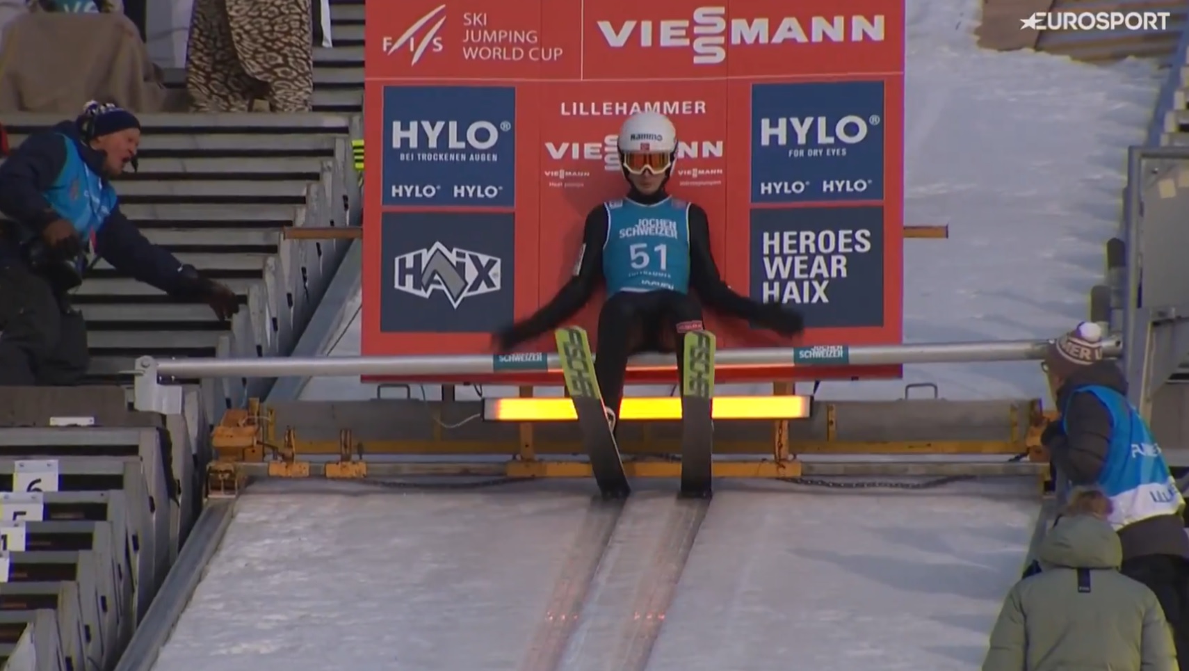 Skandal w Lillehammer! Skoczek zepchnięty z belki, musiał się ratować! [WIDEO]