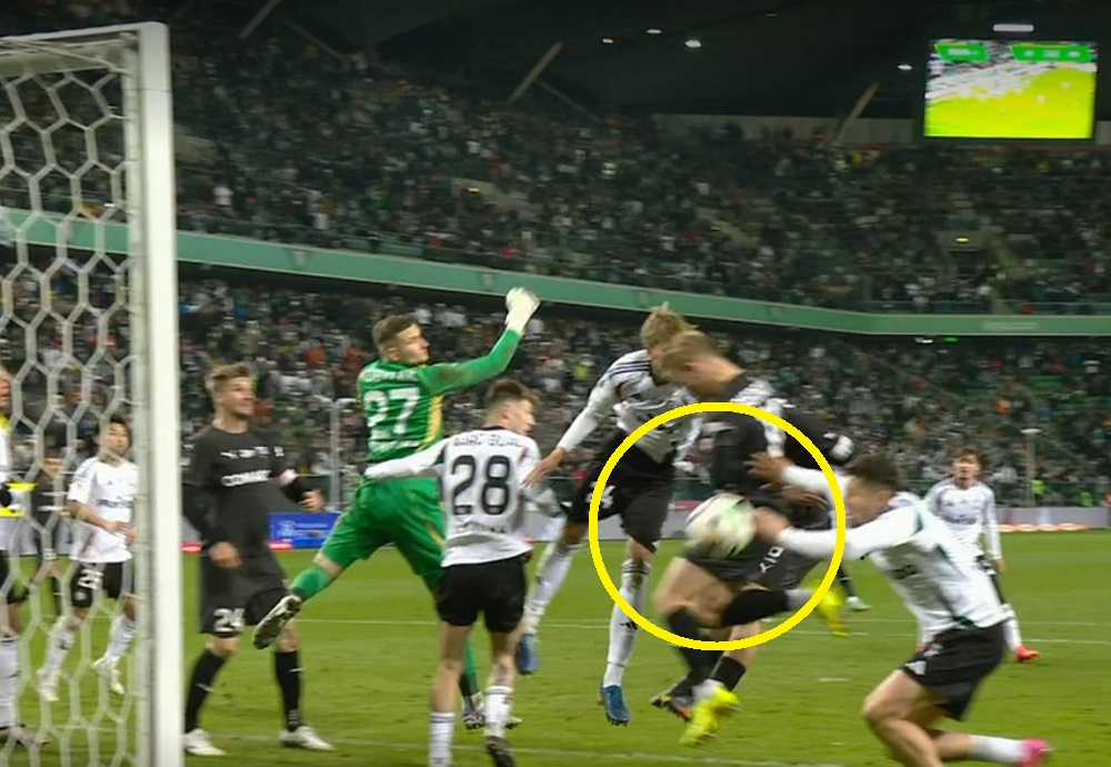 Potężny błąd sędziego w meczu Legia - Cracovia! Ekspert bez wątpliwości