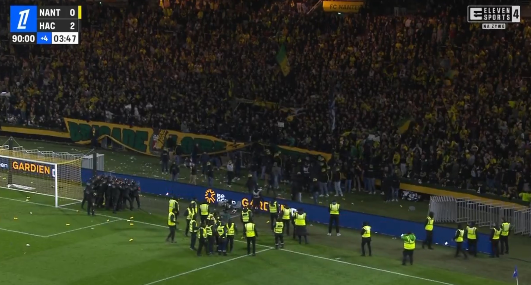 Skandal w Ligue 1! Kibice nie pozwolili na dogranie meczu, zamieszki na trybunach [WIDEO]