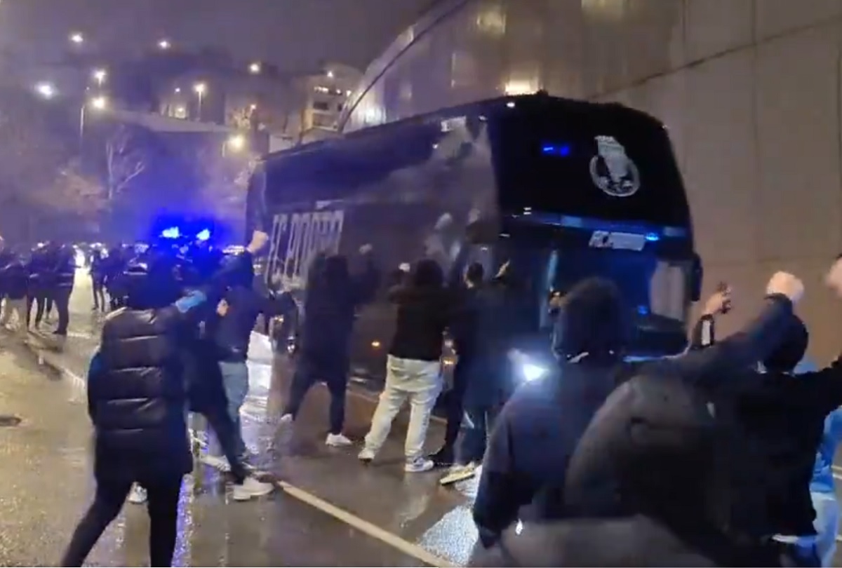 Kibice słynnego klubu wpadli w furię. Tak zareagowali na przyjazd piłkarzy [WIDEO]