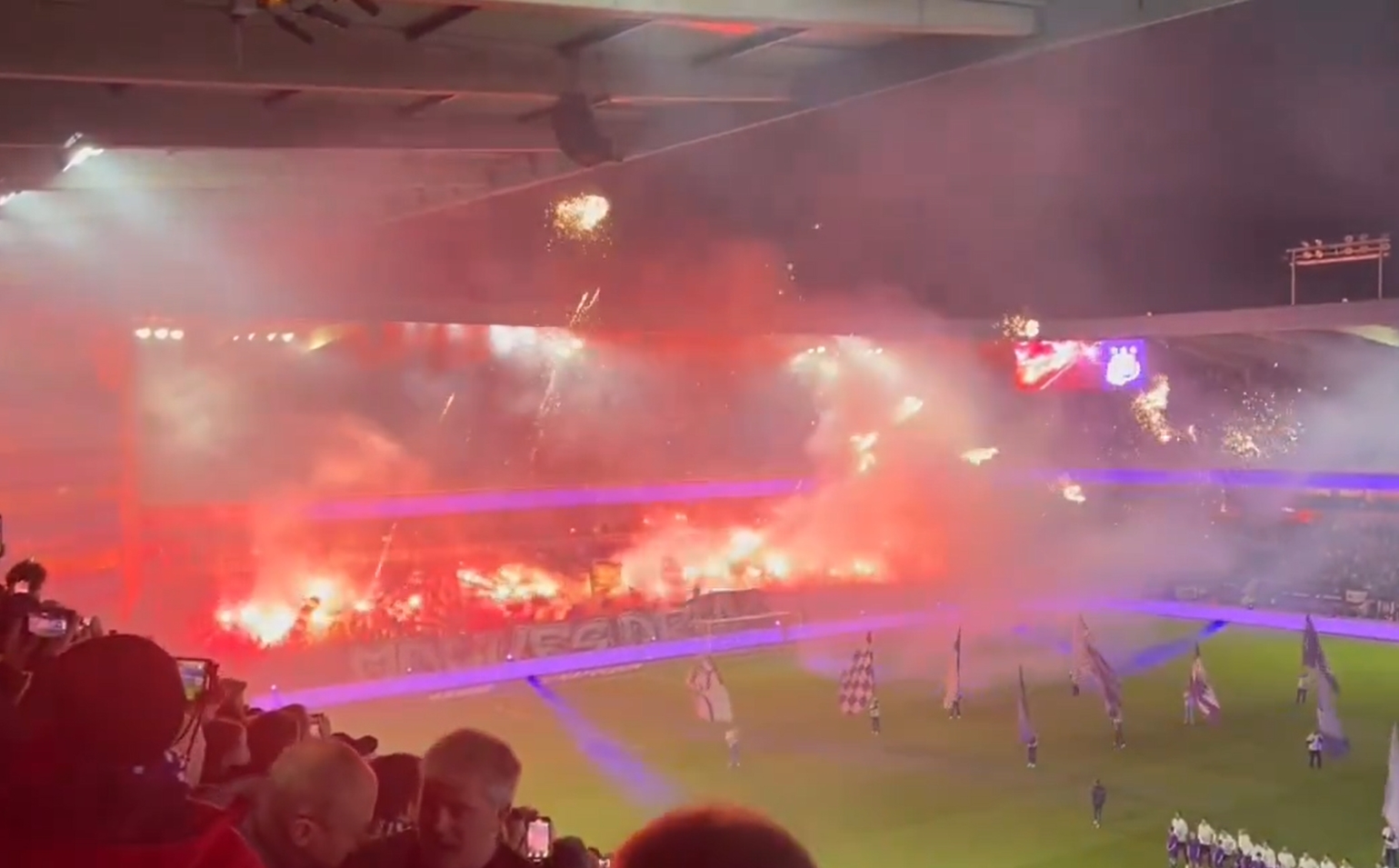 Kibice dali show. Trybuny zapłonęły, epicki pokaz giganta [WIDEO]