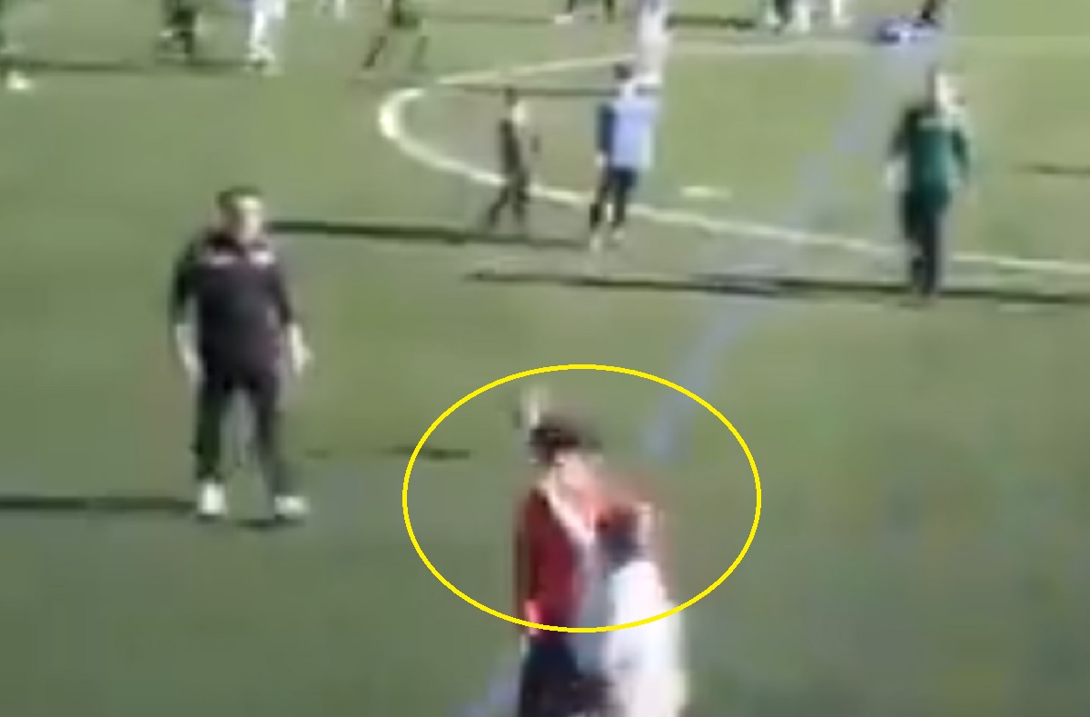 Kuriozum! Wtargnęła na boisko i spoliczkowała sędziego [WIDEO]
