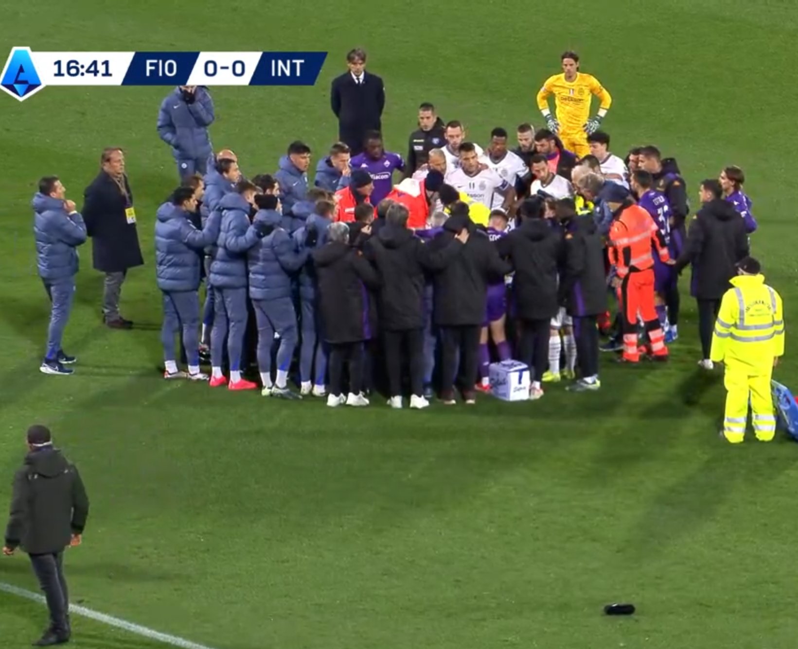 Dramat w meczu Serie A! Piłkarz stracił przytomność i padł na murawę [WIDEO]