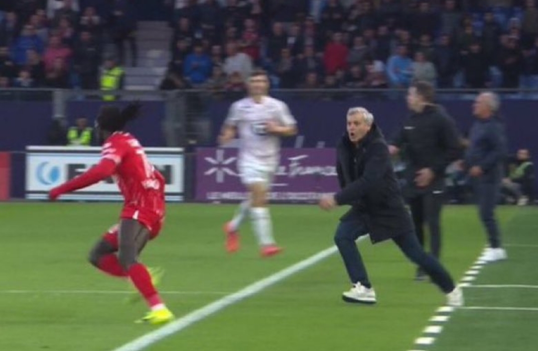 Celowo kopnął znanego trenera. Skandal, reakcja szokuje [WIDEO]