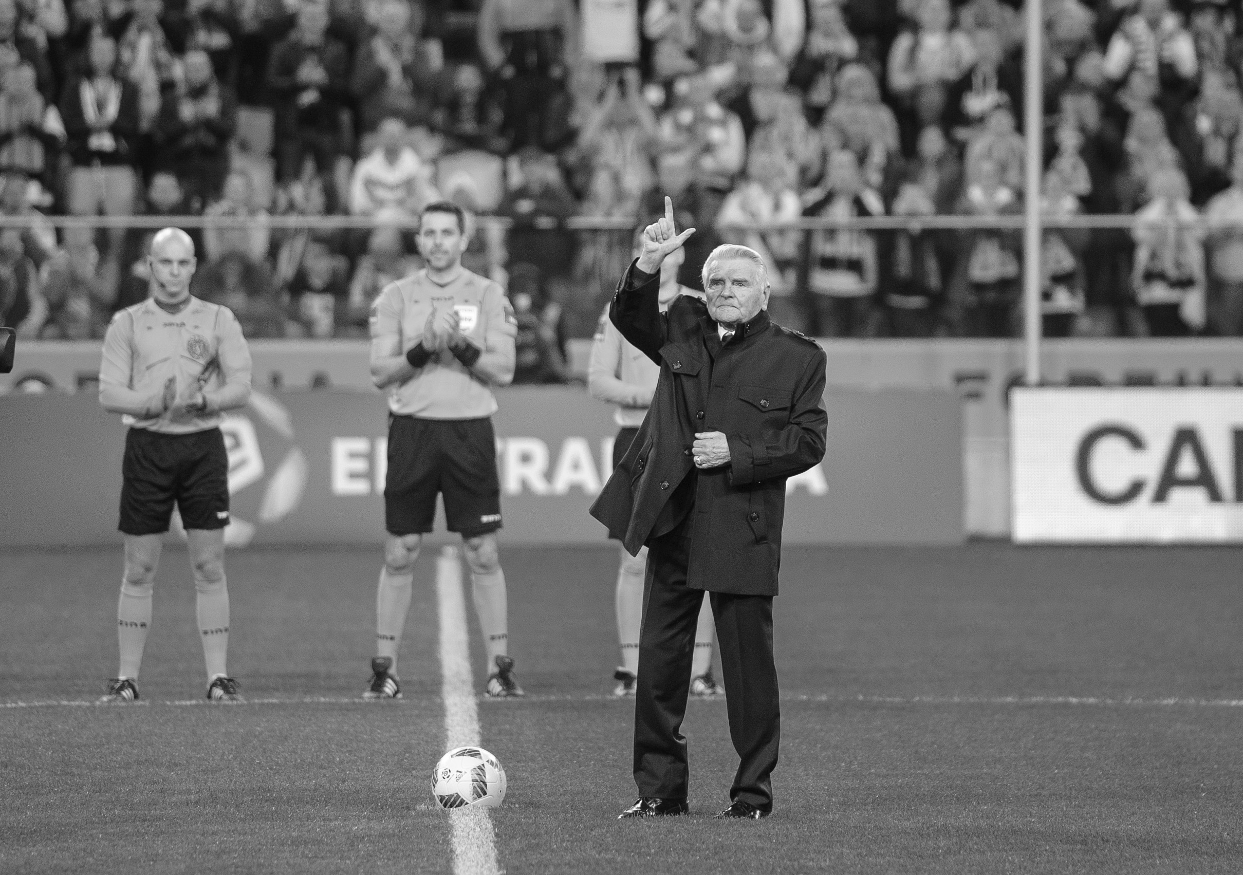 "Mityczna postać". Piłkarski Twitter opłakuje Lucjana Brychczego