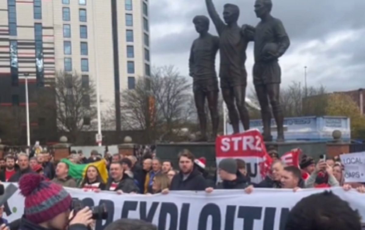 Kibice Manchesteru United wyszli na ulicę. Wiadomo, dlaczego protestowali [WIDEO]