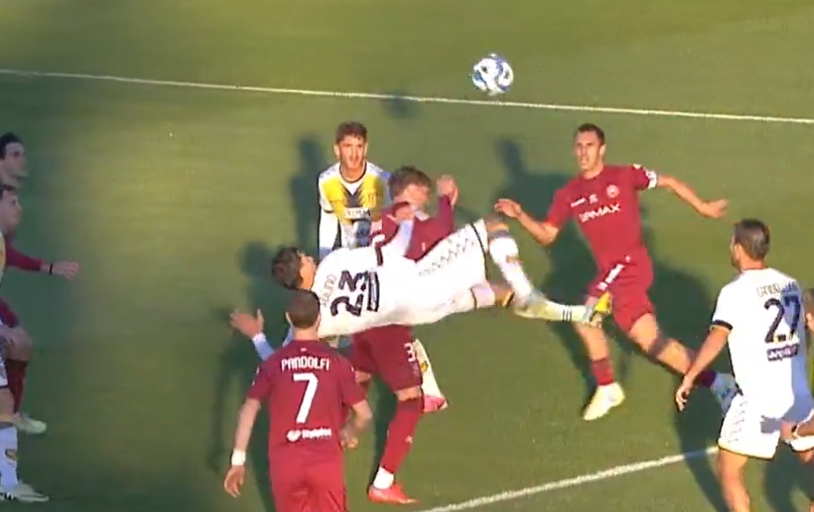 Co za gol! Uderzył tak, że ręce same składają się do braw [WIDEO]
