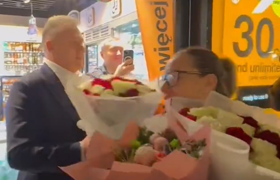 Piękne przywitanie Polek! Kulesza czekał z kwiatami [WIDEO]