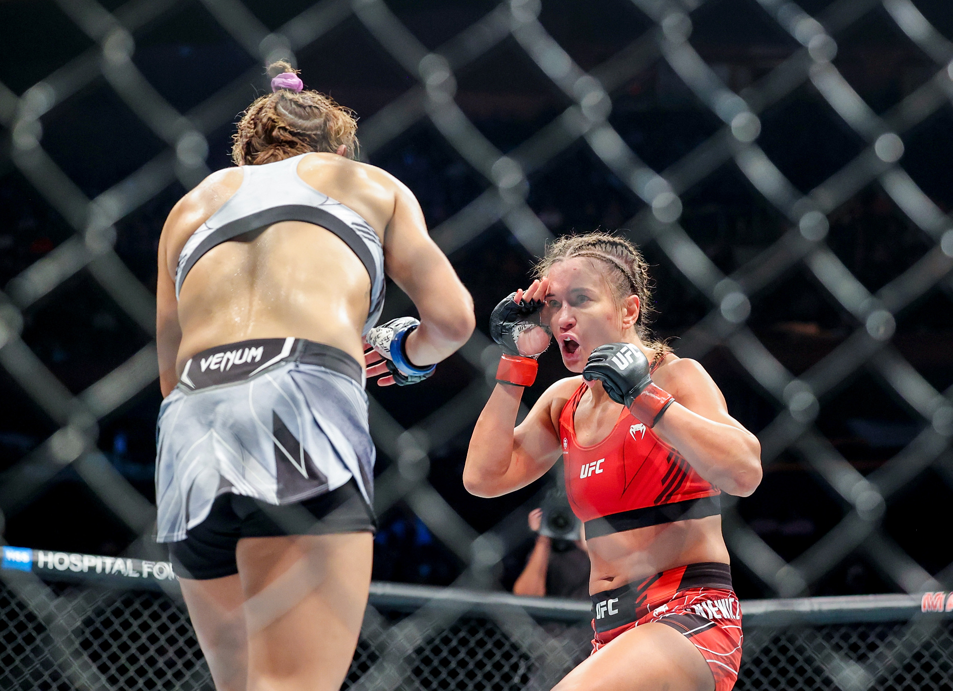 "Nie bądźcie chorągiewkami". Gwiazdor broni Polki z UFC, która założyła konto na OnlyFans