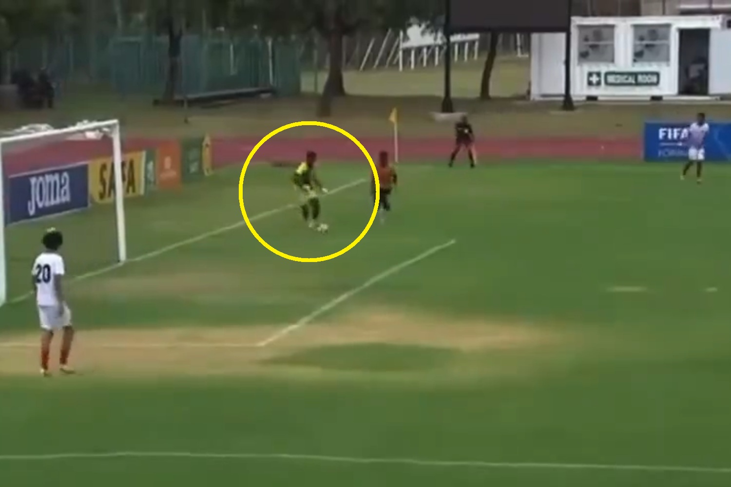 Kuriozalny samobój bramkarza. To trzeba zobaczyć [WIDEO]