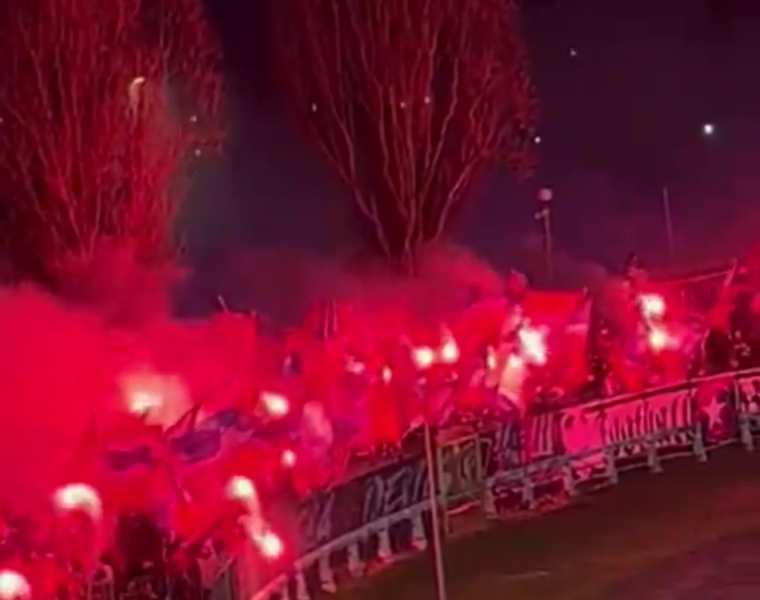 Ogień! Pokaz kibiców Wisły w Warszawie [WIDEO]