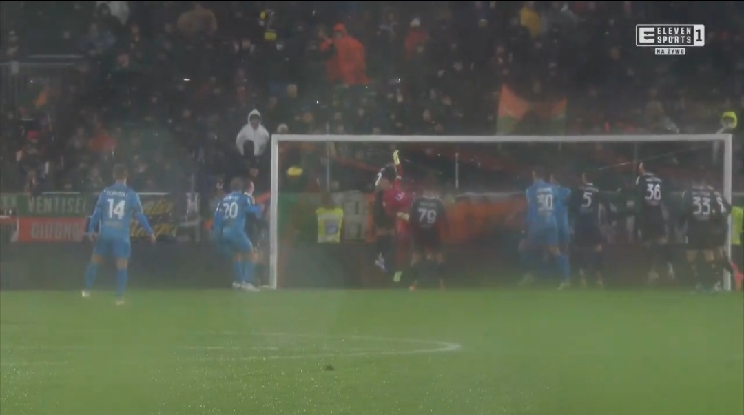 Gol bezpośrednio z rzutu rożnego. Ale to zrobił [WIDEO]