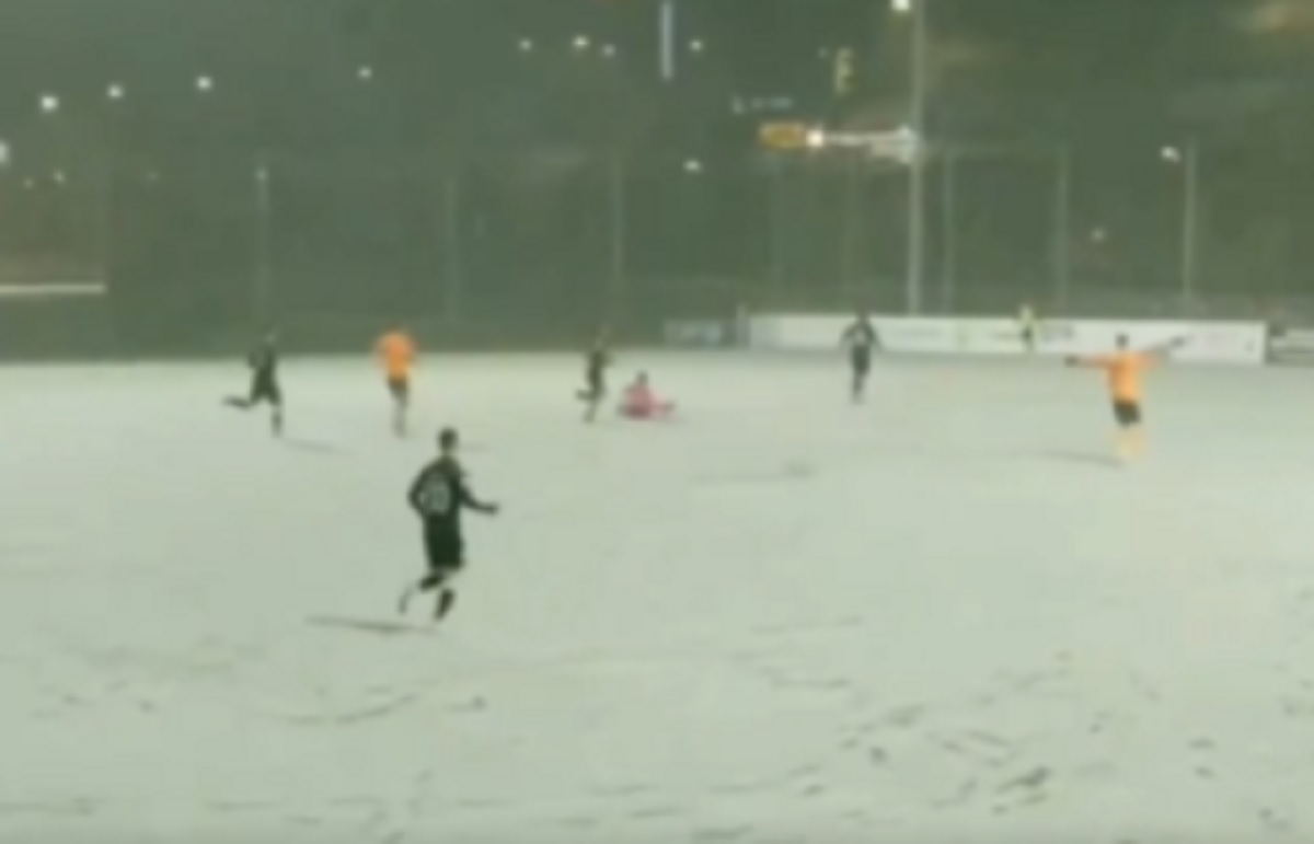 To nie kadr z bożonarodzeniowego filmu! Piłkarze poczuli świąteczny klimat [WIDEO]