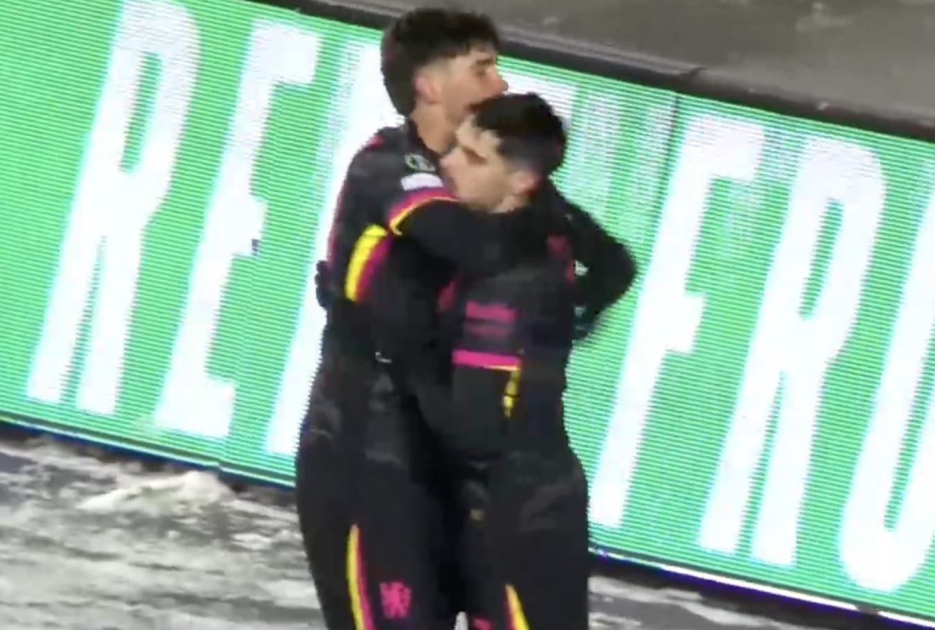 Chelsea niestraszna nawet pogoda. Anglicy pędzą w pucharach [WIDEO]