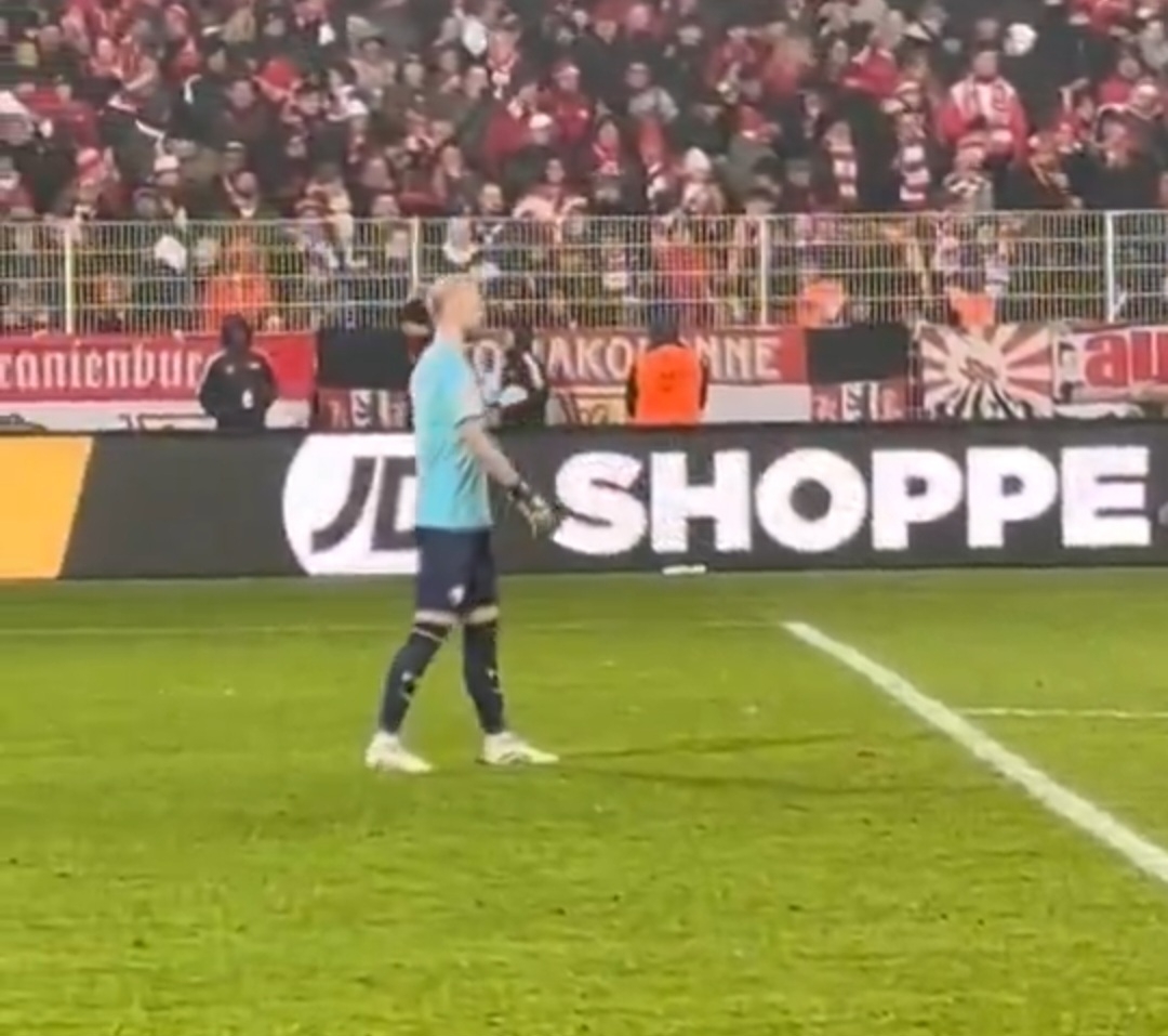 Skandal w Bundeslidze. Bramkarz trafiony, zastąpił go napastnik, kuriozalna końcówka meczu [WIDEO]