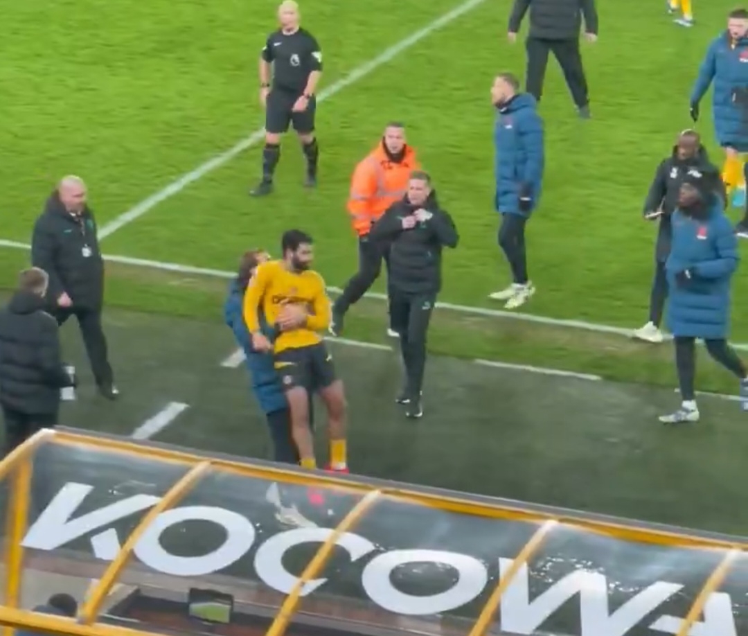 Zawodnik z Premier League oszalał. Kolega "wyniósł" go z boiska [WIDEO]