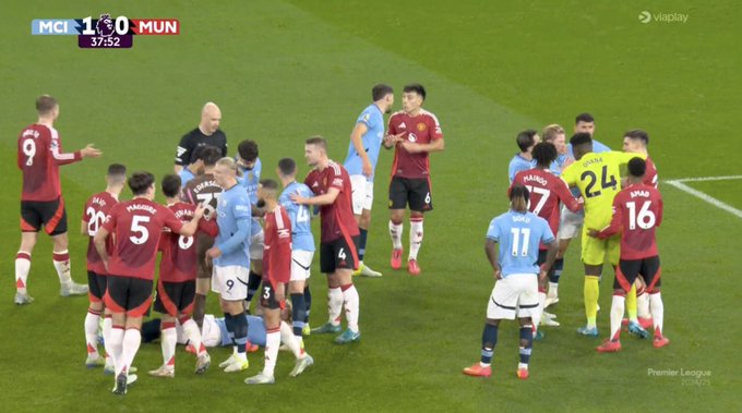Dymy! Wielka przepychanka w derbach Manchesteru [WIDEO]