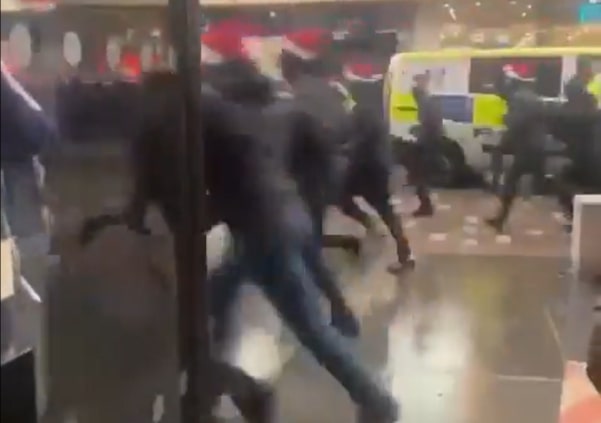 Wielka zadyma przed hitem. Ludzie chowali się w sklepach [WIDEO]