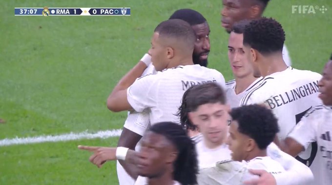 Przepiękna akcja bramkowa Realu. Show Bellinghama, Viniciusa i Mbappe [WIDEO]