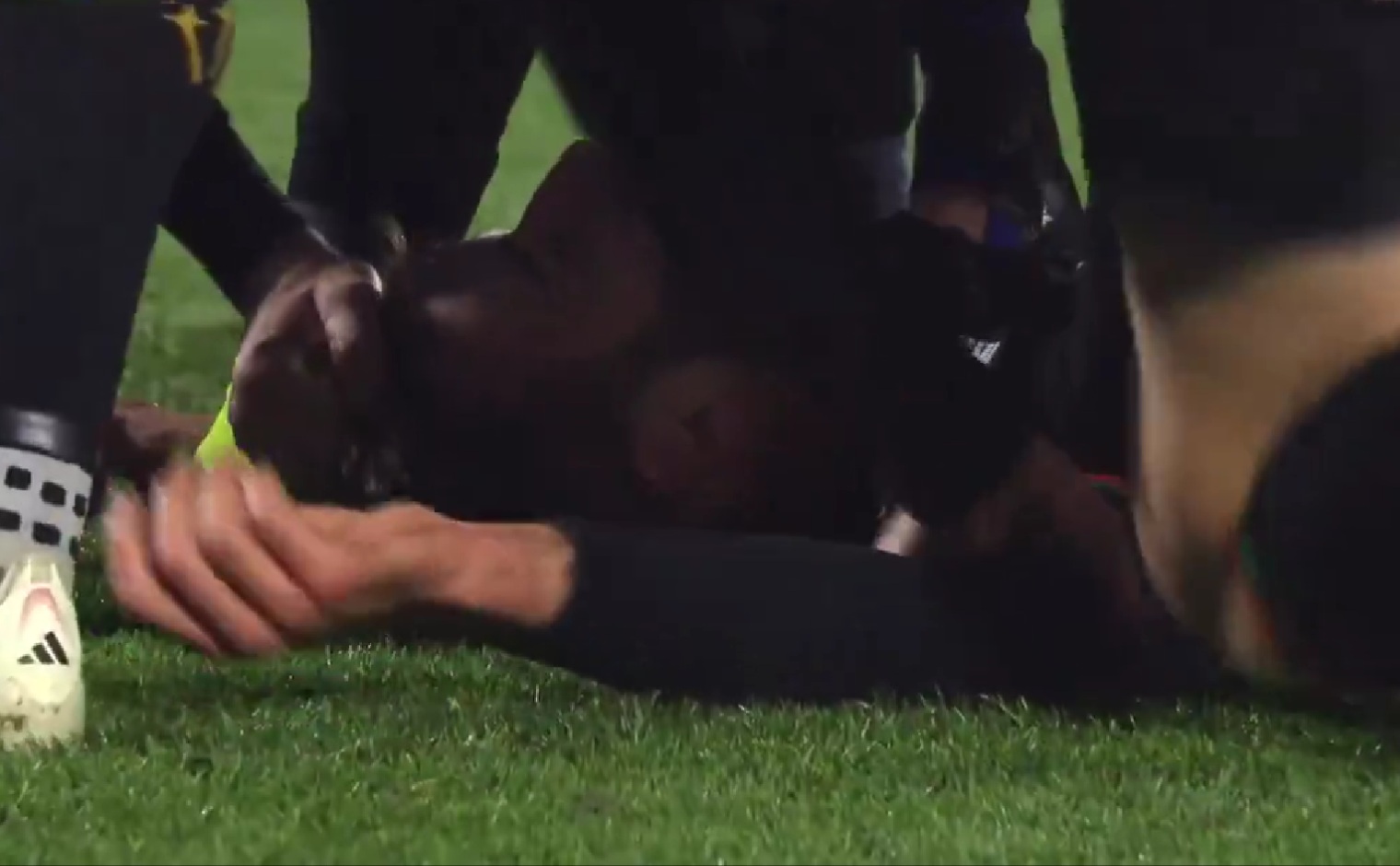 Zdobył bramkę na leżąco. Niezwykłe sceny w Serie A [WIDEO]
