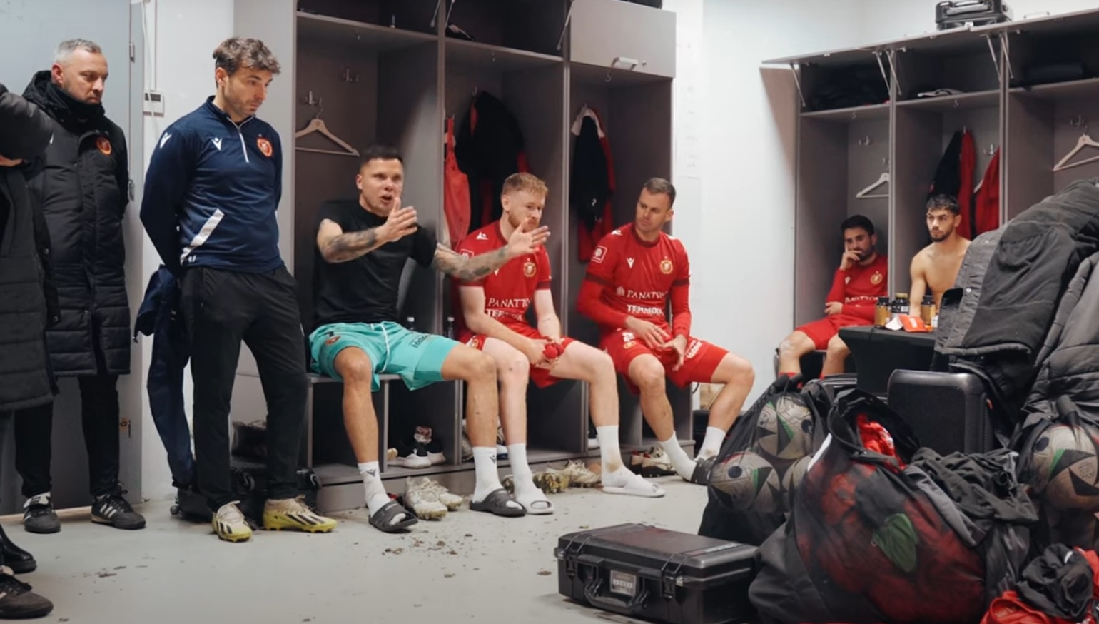 "Wszyscy nas k***a dy***ą". Gikiewicz wściekł się na kolegów z Widzewa [WIDEO]
