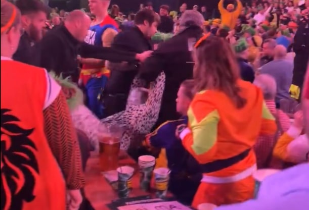 Przebrał się za psa i wywołał skandal. Wyrzuciła go ochrona [WIDEO]