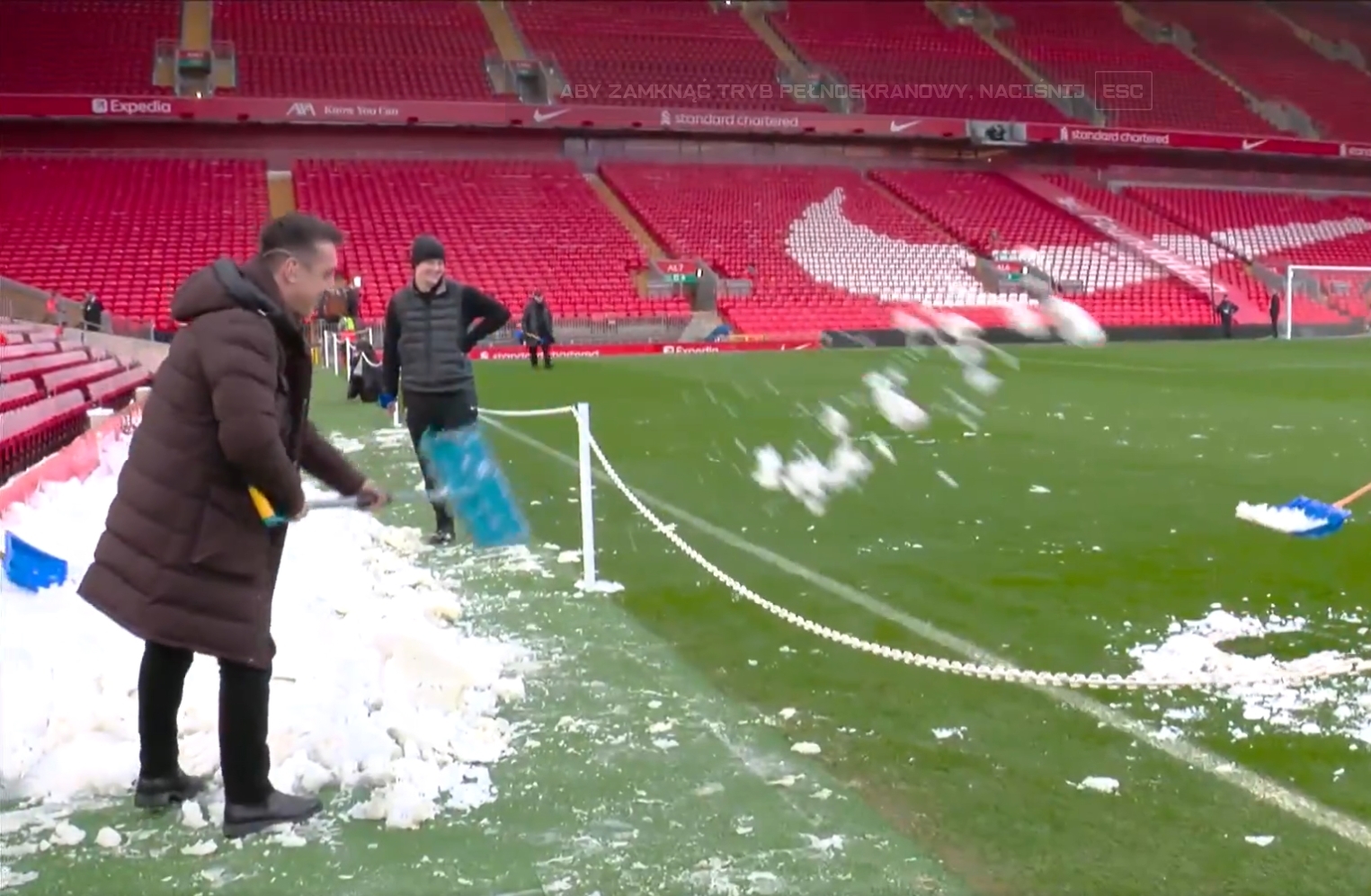 Legendy chwyciły za łopaty. Sceny przed hitem na Anfield [WIDEO]
