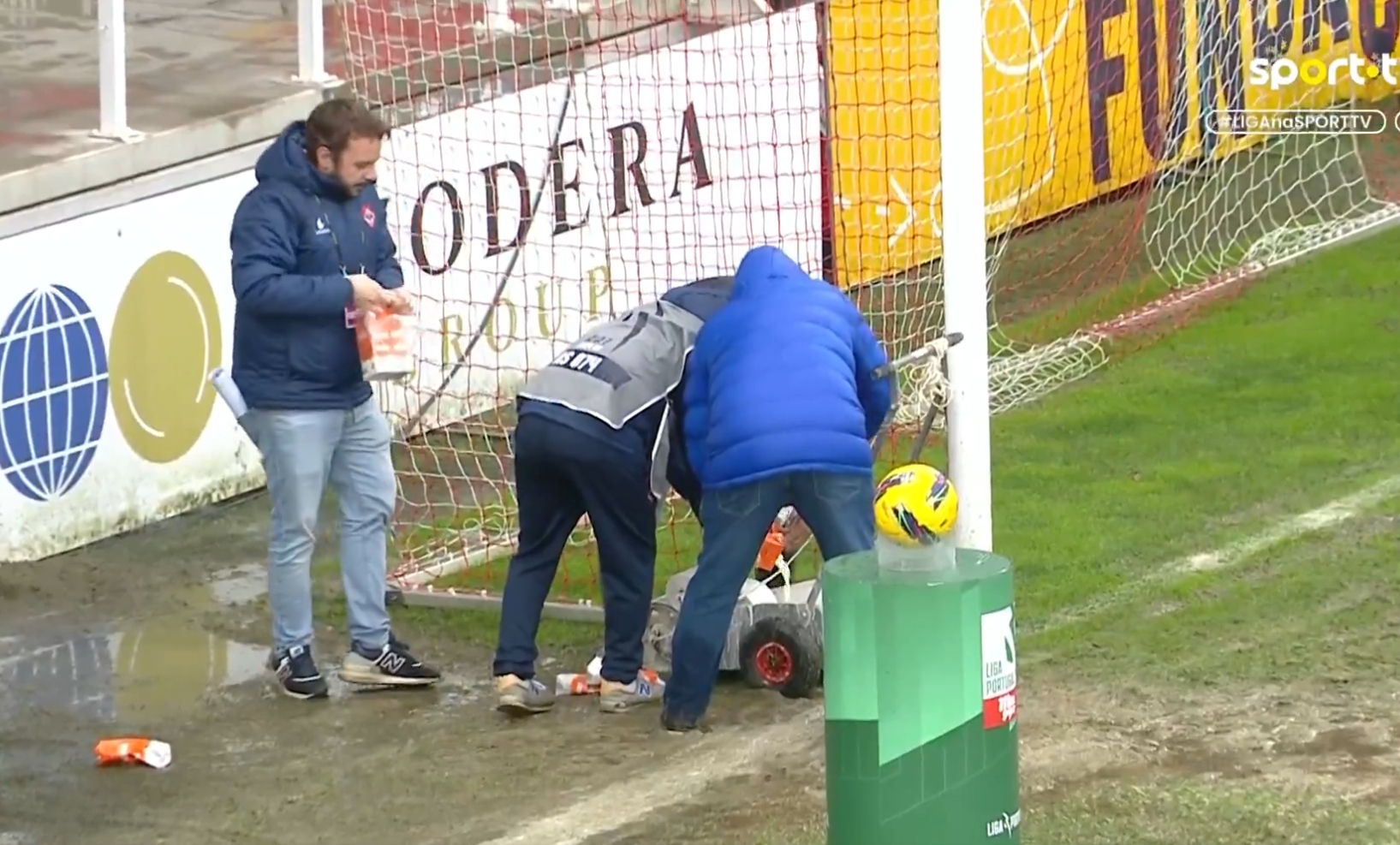 Istny cyrk! Szok, czym zastąpili farbę do malowania linii [WIDEO] 