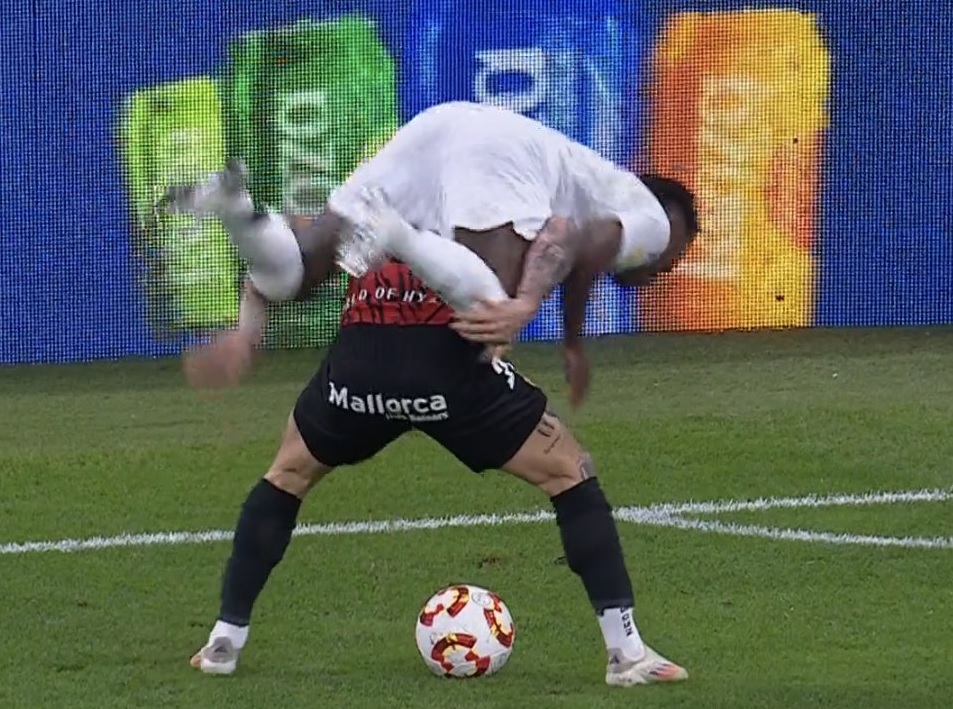 Sceny w Superpucharze Hiszpanii! Vinicius i Maffeo skaczą sobie do gardeł [WIDEO]