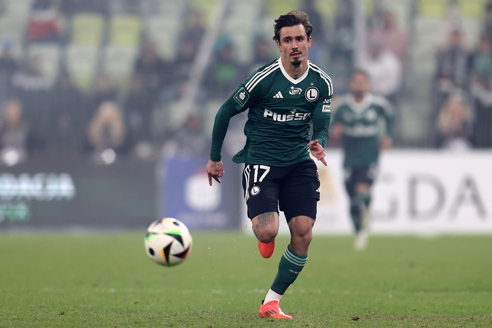 Niewypał transferowy może odejść z Legii. Trwają rozmowy