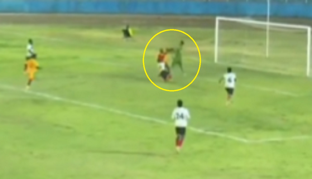 Co on chciał zrobić? Piłkarskie jaja w meczu. "Bramkarze zawsze byli fenomenem" [WIDEO]