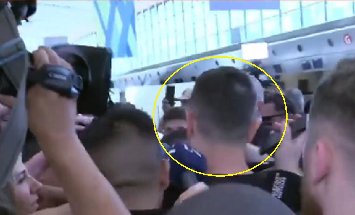 Szaleństwo po przylocie byłego gracza Manchester United. Nie odstępowali go na krok [WIDEO]