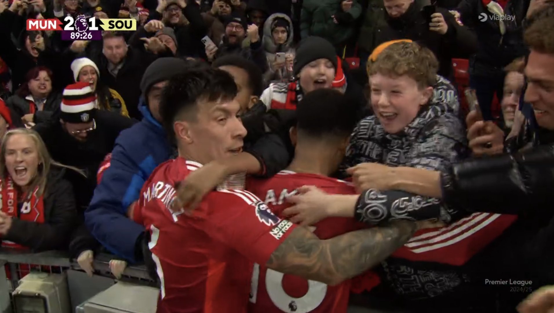 Hat-trick w dwanaście minut! Bednarek i spółka na kolanach, sceny na Old Trafford [WIDEO]