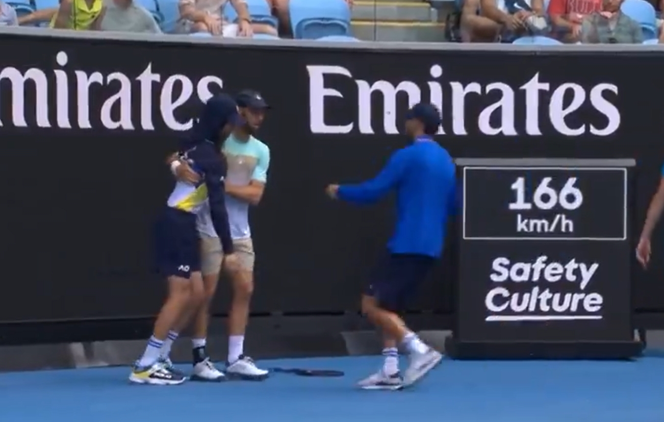 Chwile grozy w Australian Open. Nagle osunął się na nogach [WIDEO]