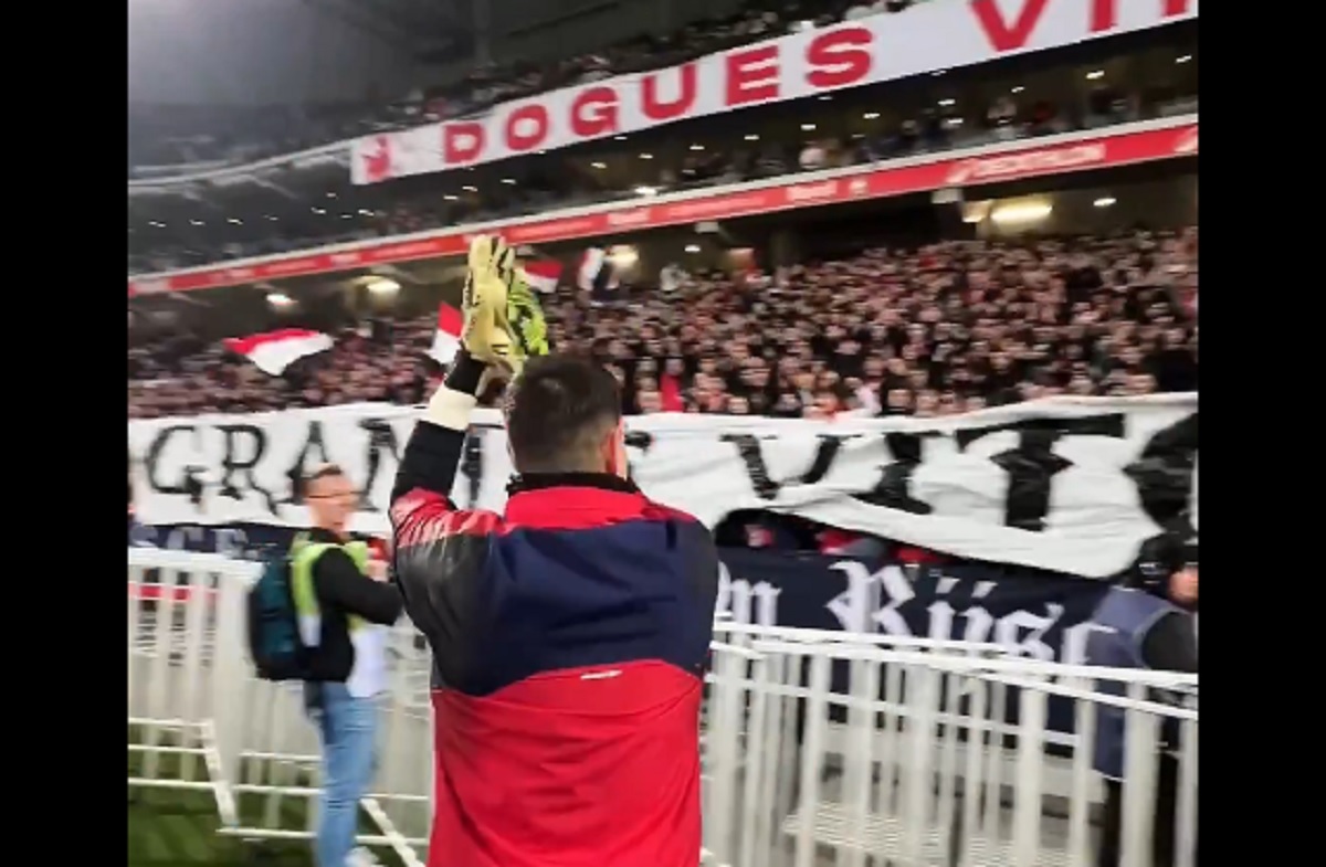 Co za hołd kibiców. Tak potraktowali rezerwowego, który został bohaterem [WIDEO]